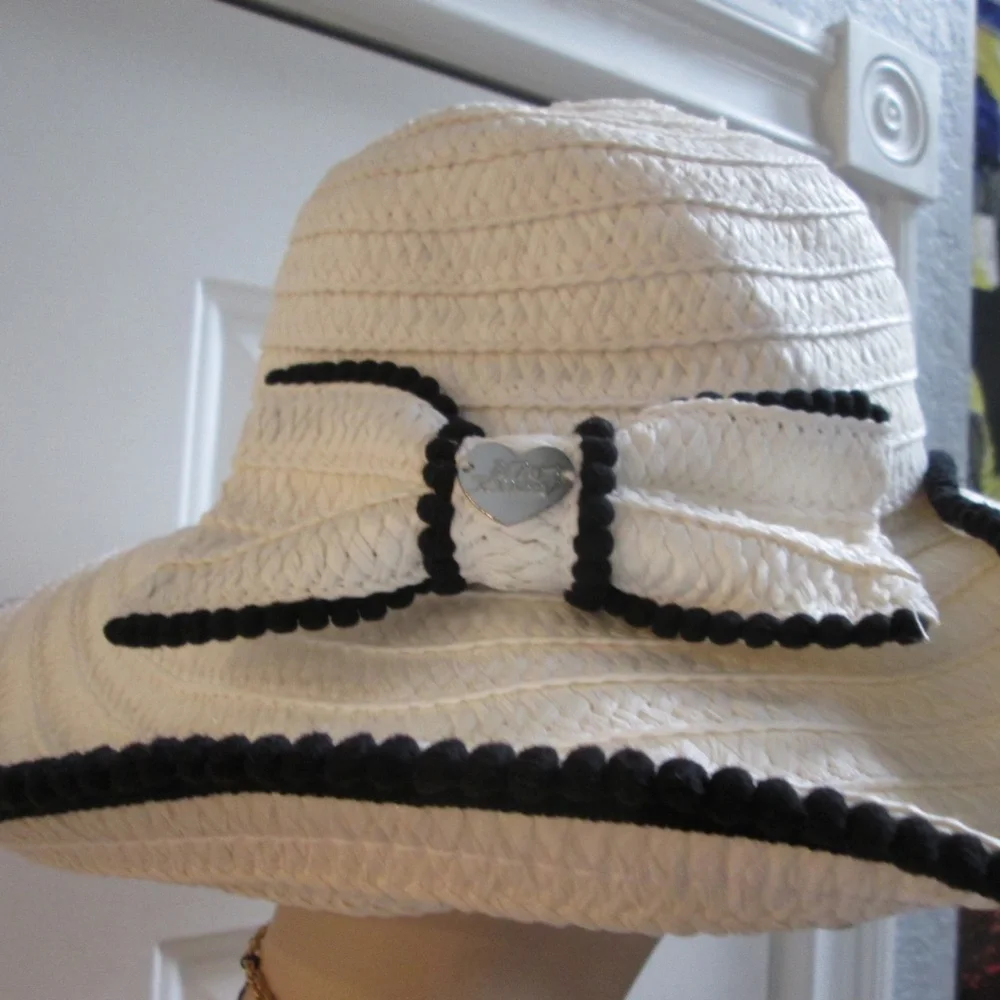 new BETSY JOHNSON white straw hat w/ ribbon - Picture 2 of 13